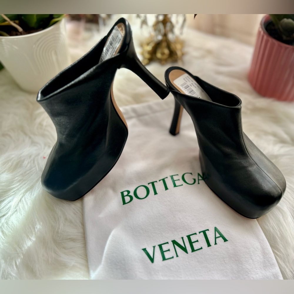 Bottega Venetta NEW The Bold Black Leather Mules 36